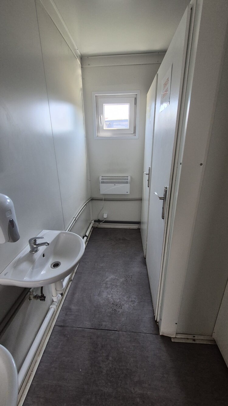 Jak przygotować plac budowy pod kontener sanitarny